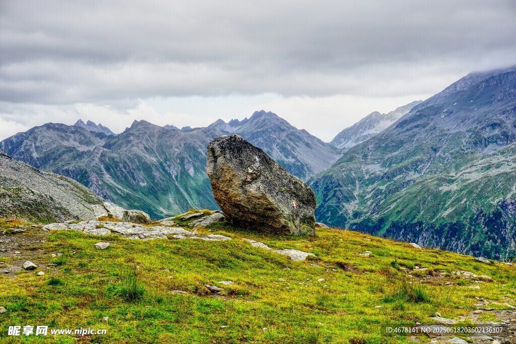 山间巨石与葱郁山峦美景