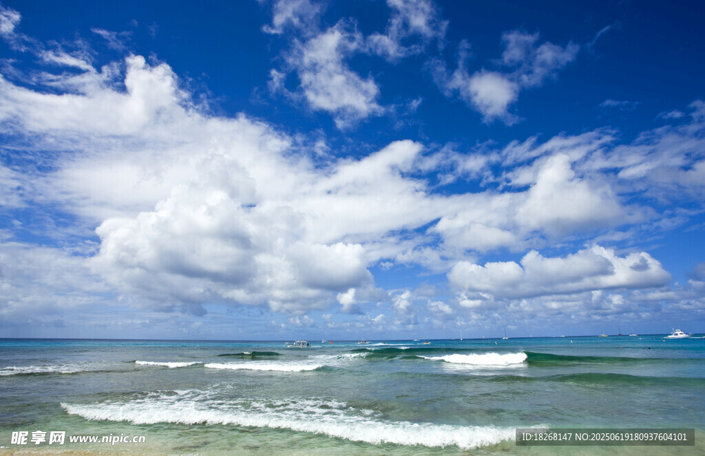 碧海蓝天海浪翻涌美景