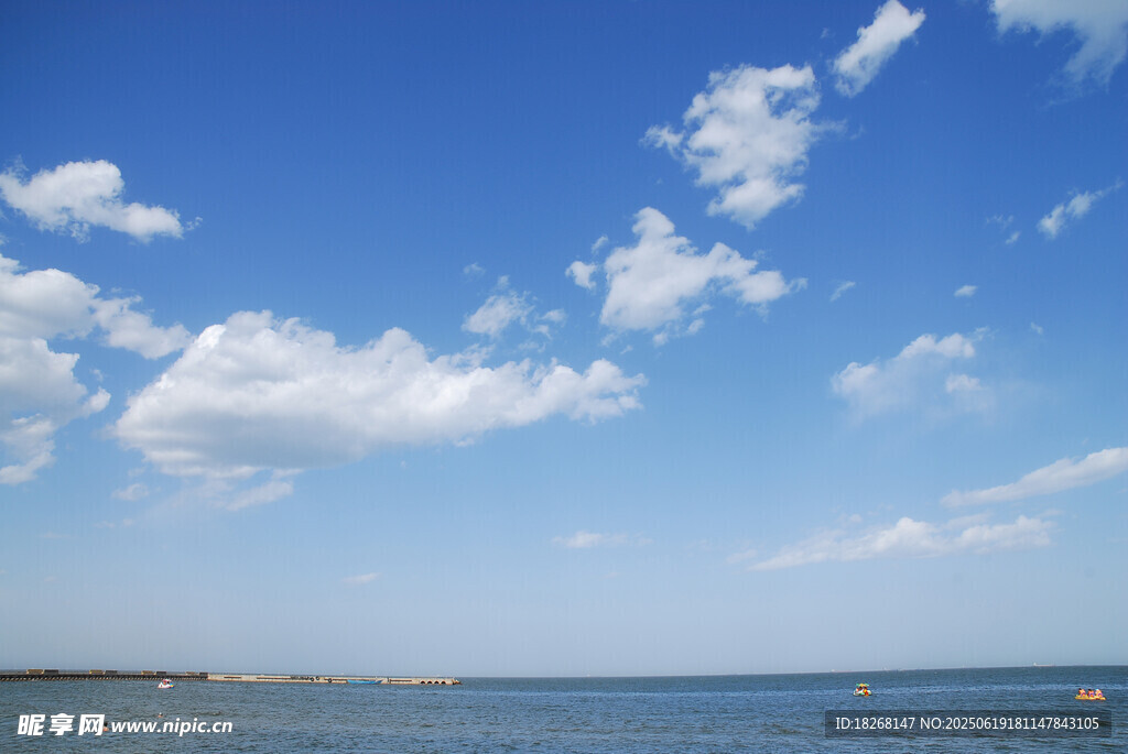 蓝天碧海间的悠然景致