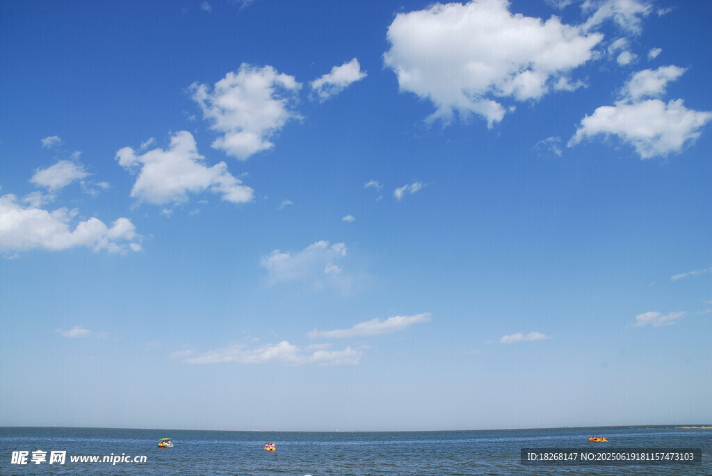 蓝天碧海间的悠然景致