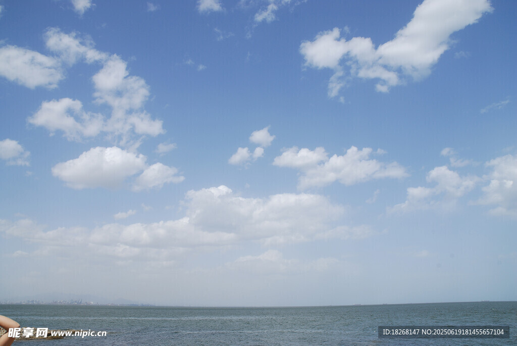 蓝天碧海的宁静景致