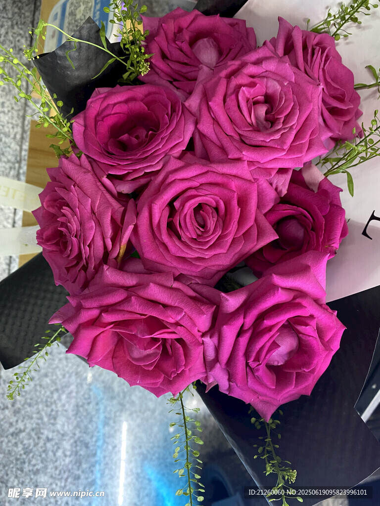 玫红色玫瑰花束