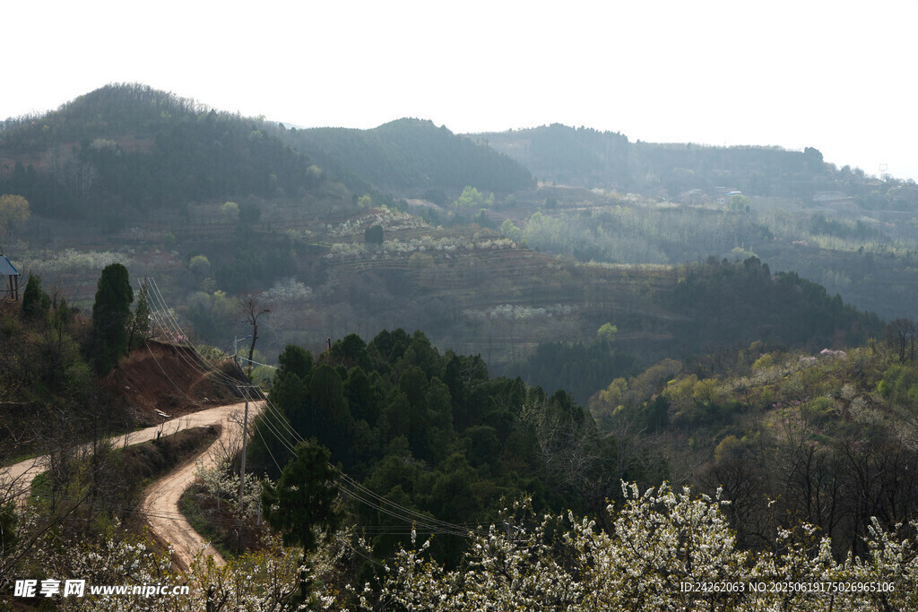 山间蜿蜒小路