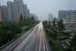 城市道路夜景车流穿梭