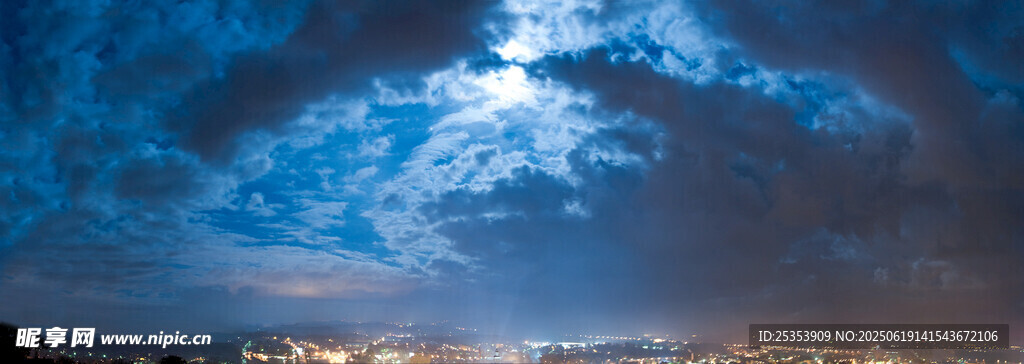 夜空下的壮丽云层景观