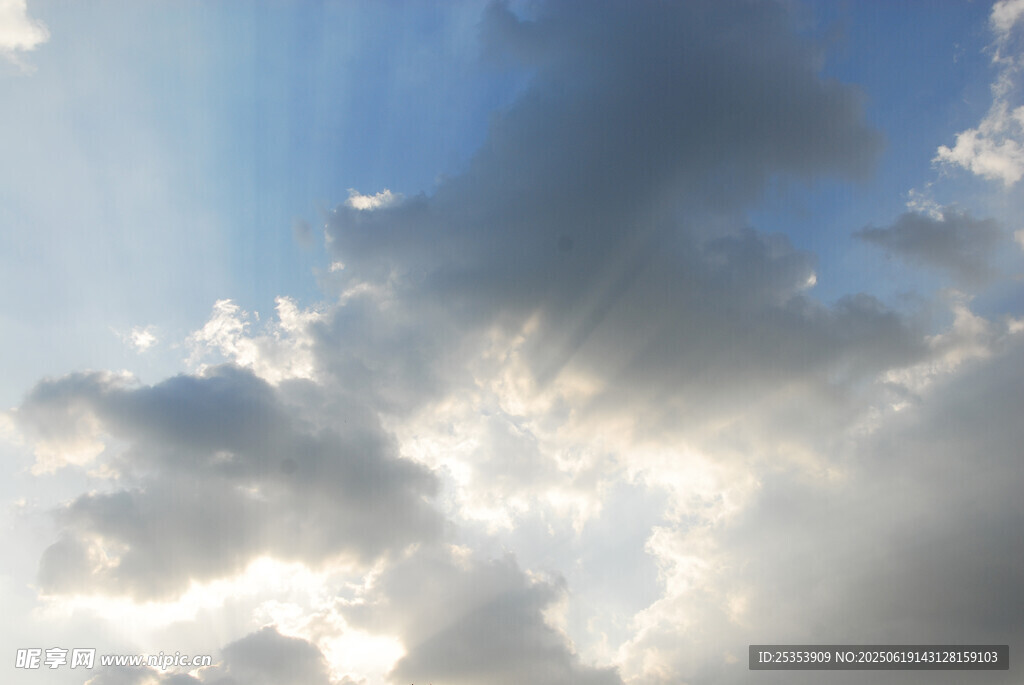 阳光穿透云层的天空美景