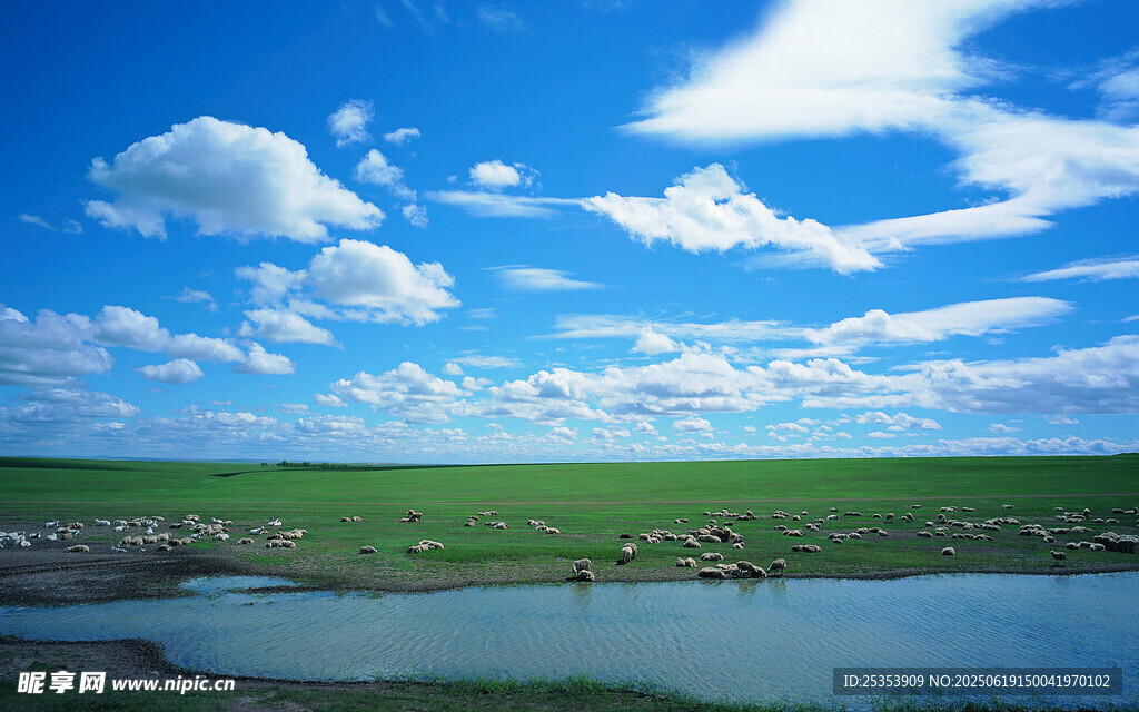 草原湖畔蓝天美景
