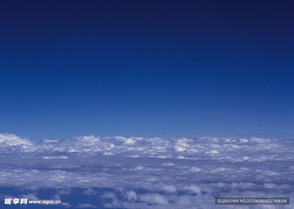 高空俯瞰云海美景