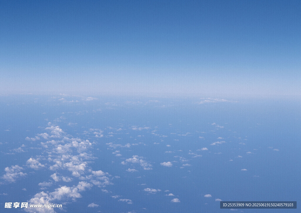 高空俯瞰蓝天白云美景