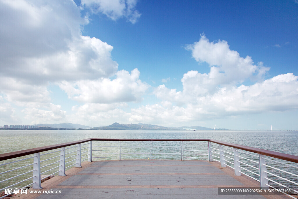 海边观景台蓝天白云海景