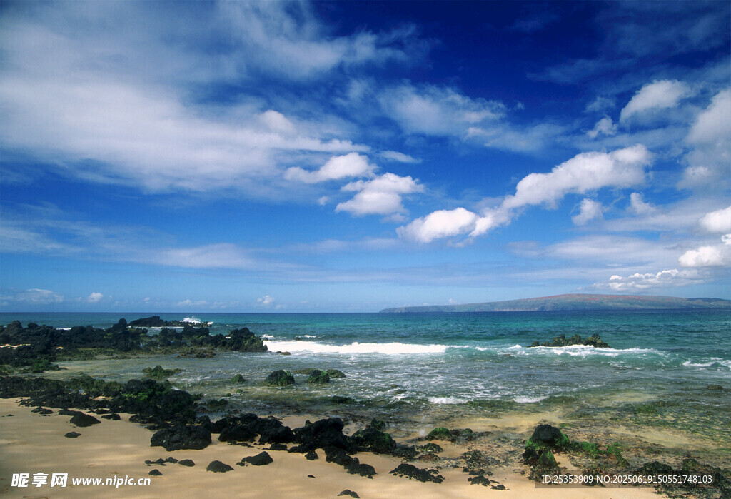 海边美景蓝天白云与海浪