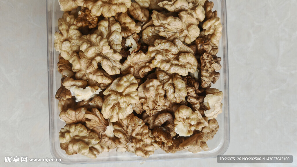 透明盒中的美味核桃仁