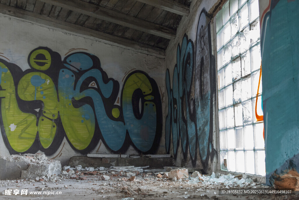 废弃房间内的多彩涂鸦艺术