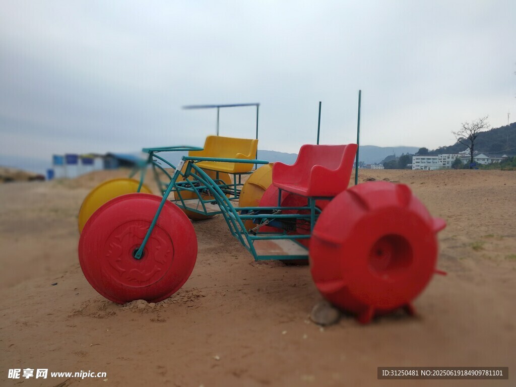 农田中的大型红色农机具