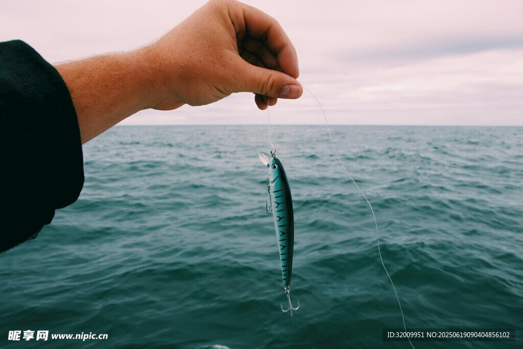 手拎海鱼于广阔海面
