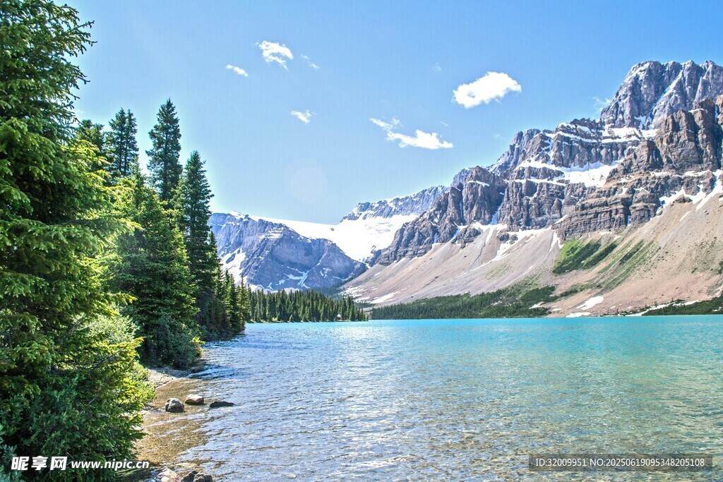 湖畔青山美景