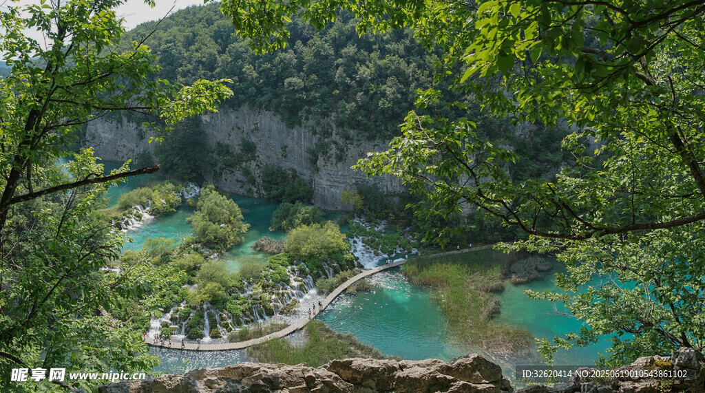 山间翠绿湖泊美景
