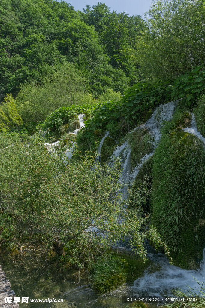 山间秀丽瀑布景观