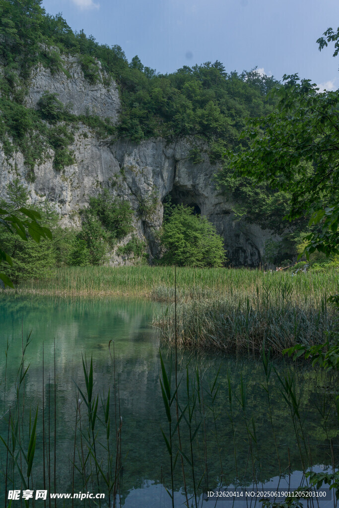 青山绿水间的静谧湖泊