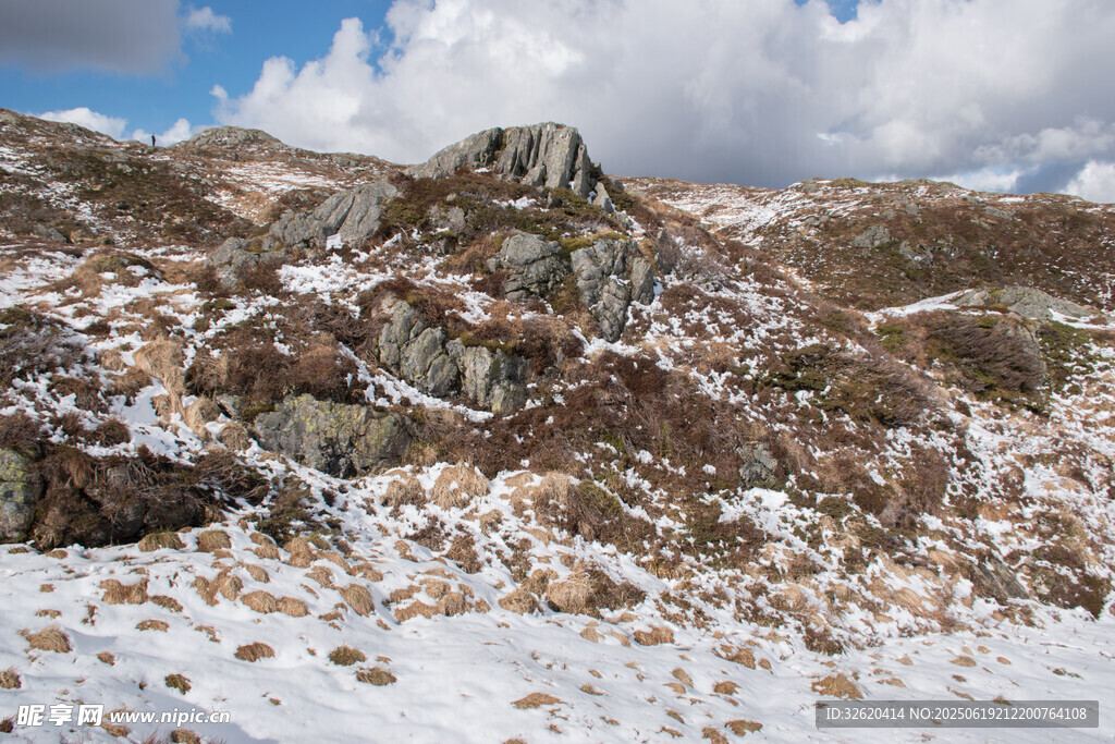 雪覆山峦间的嶙峋岩石