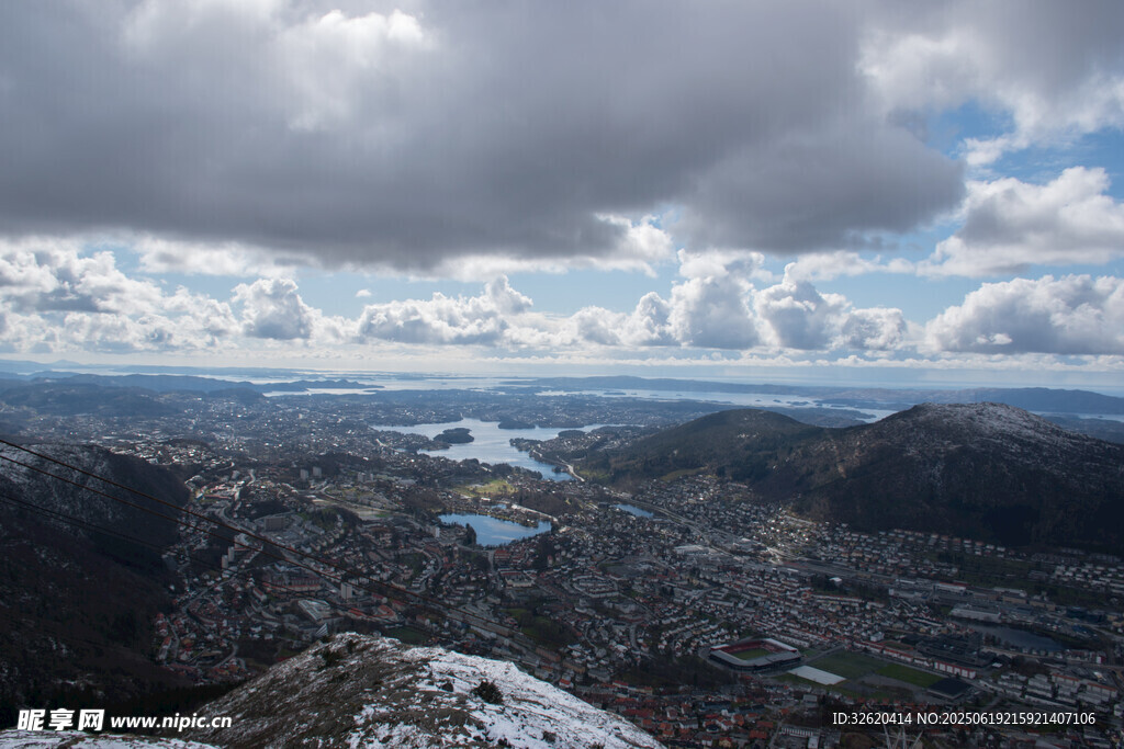 俯瞰雪后城市与山川美景