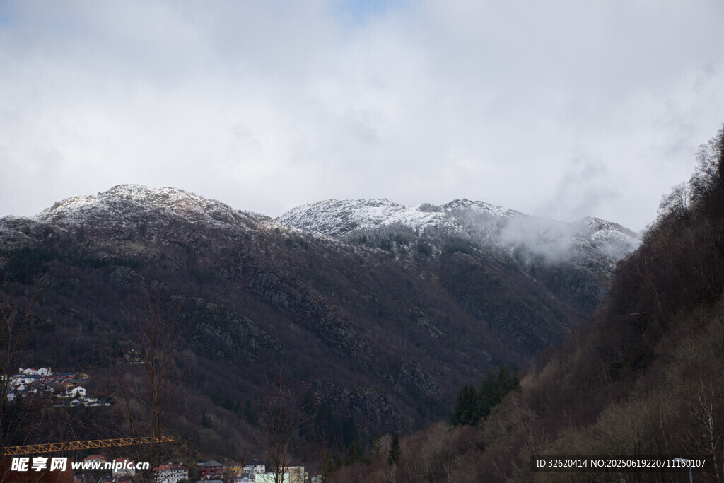 雪山云雾缭绕的山间景色