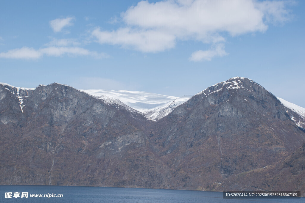 雪山湖畔美景