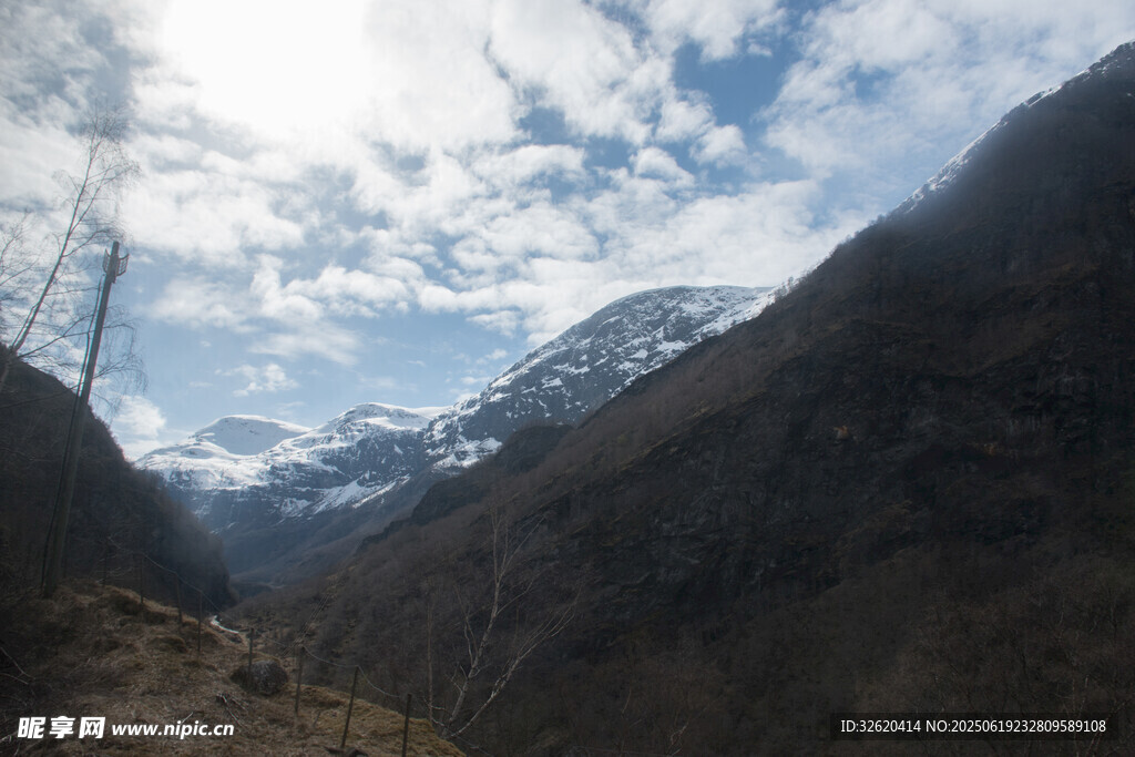 山间美景 阳光照耀雪山
