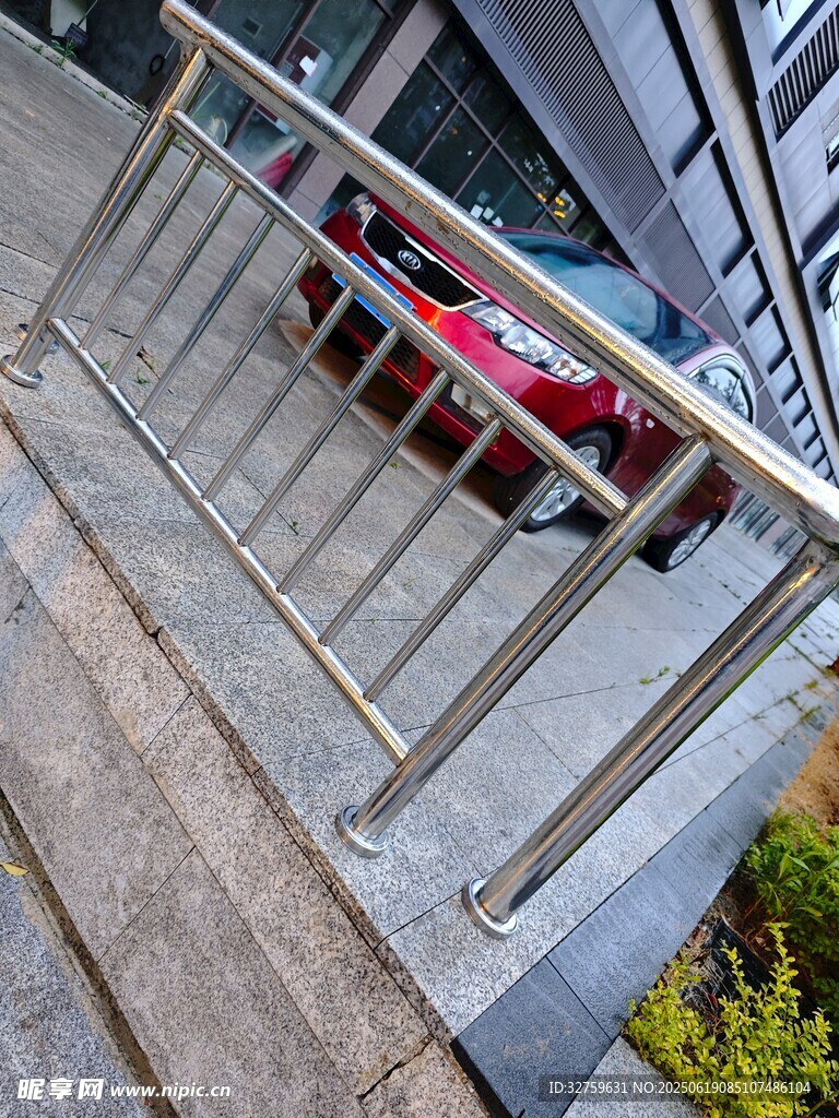 户外金属护栏与背景车辆