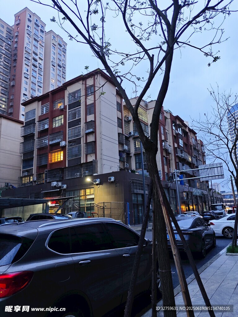 城市街道旁的住宅楼景象