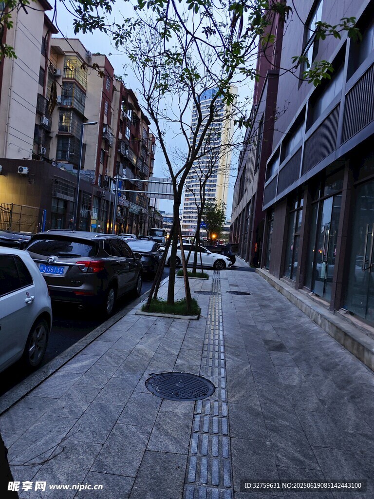 城市街道旁的停车与建筑景观