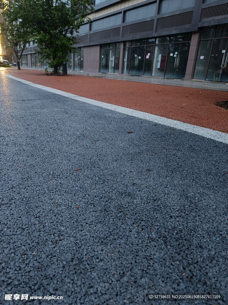 城市街道的沥青路面景观