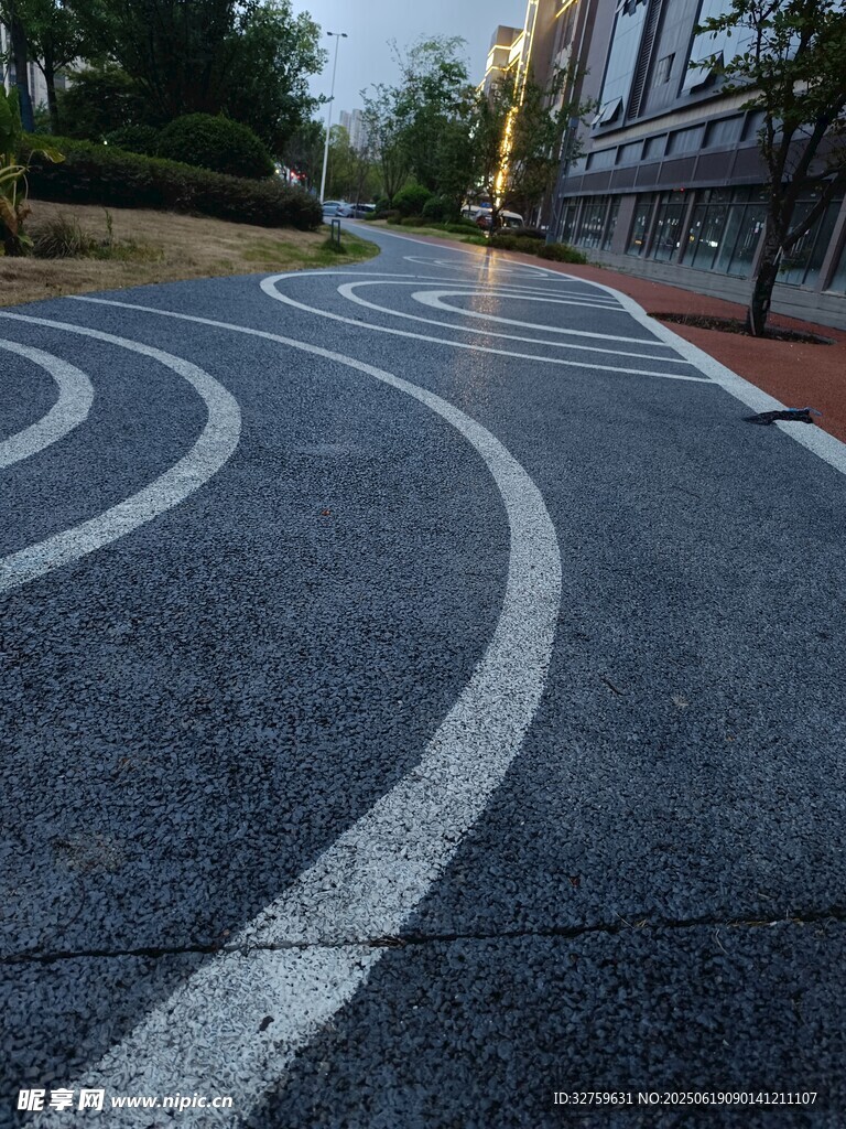 城市中蜿蜒的彩色步道