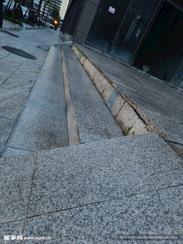 城市街道破损的地面缝隙