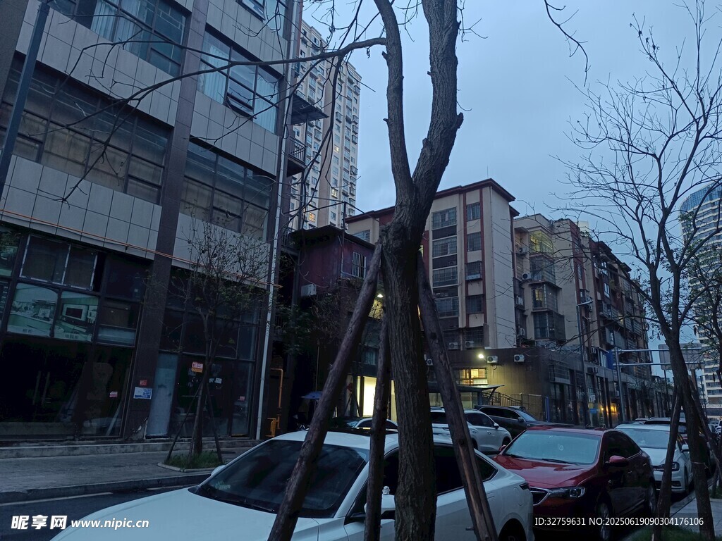 城市街道傍晚景象