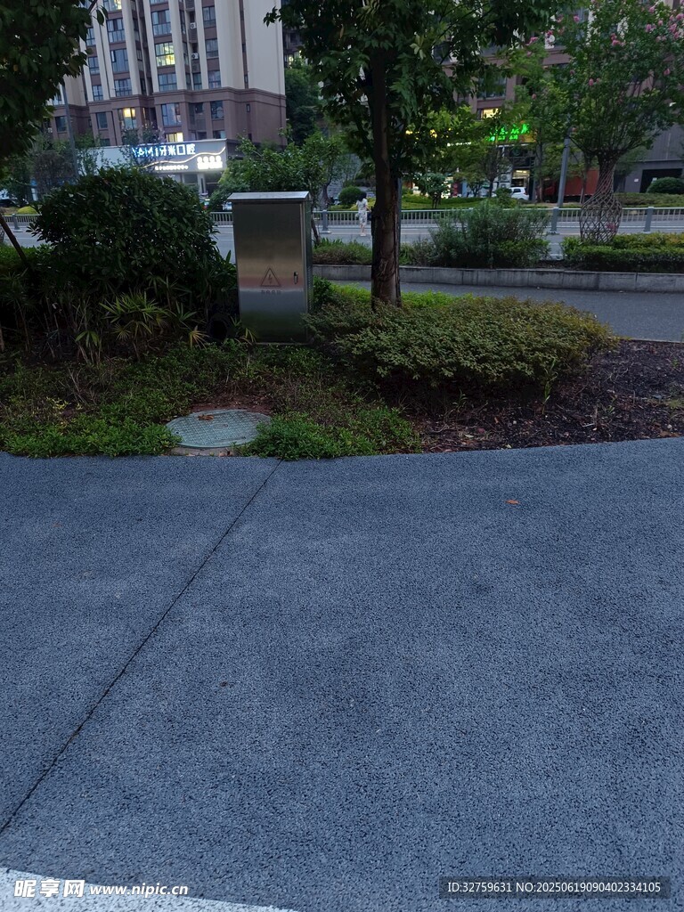 城市中静谧的户外景观角落