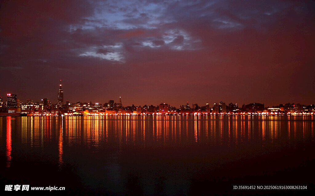 城市湖畔绚丽夜景