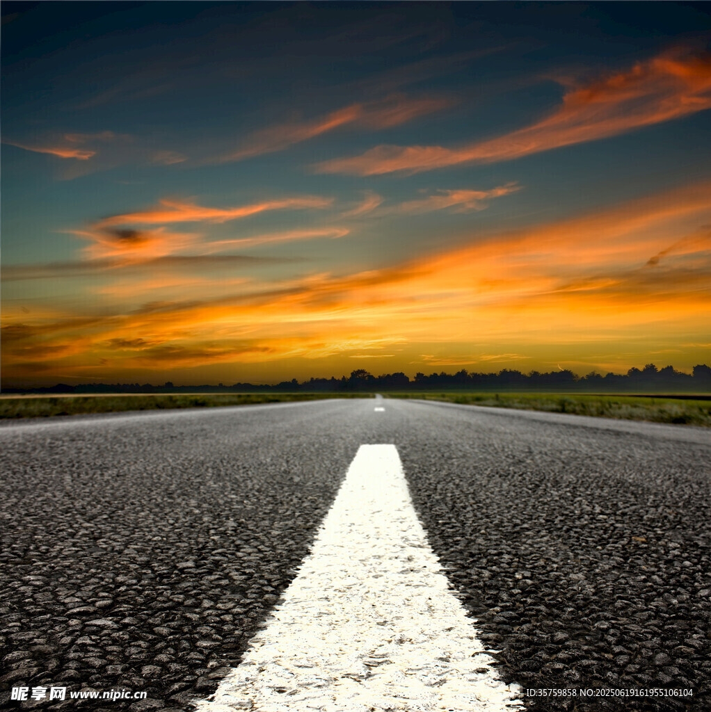 夕阳下的公路延伸向远方