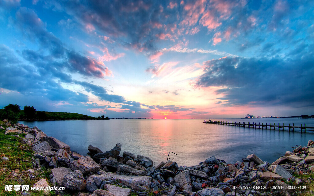 湖畔绚丽日落美景