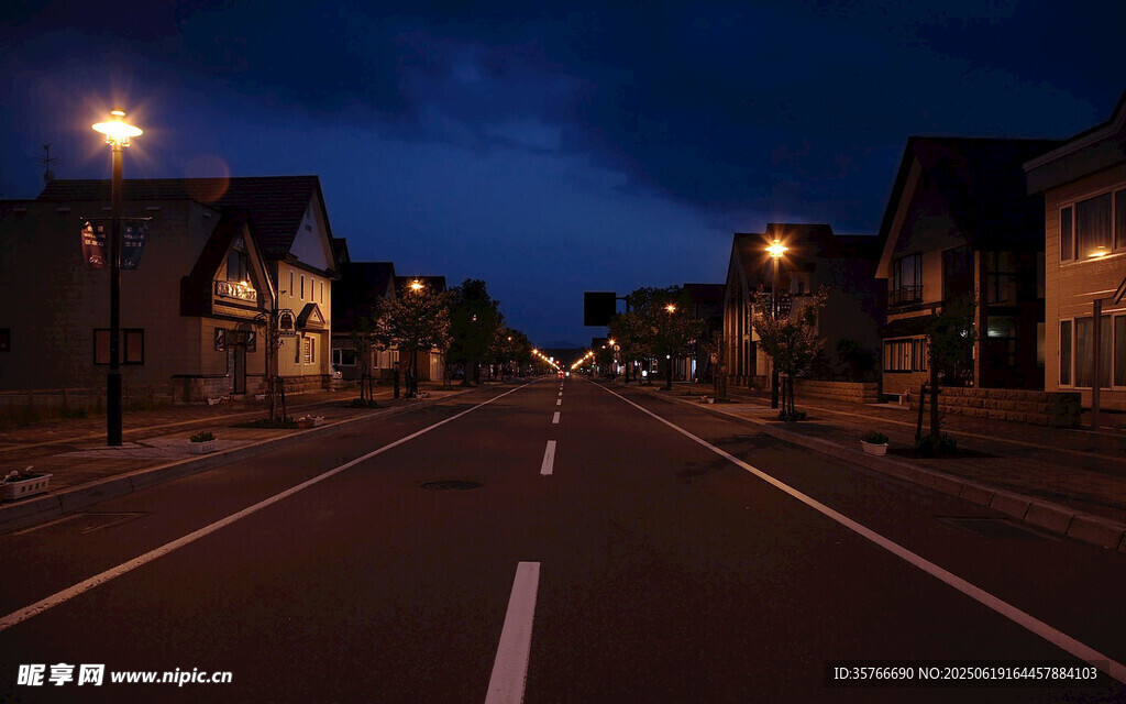 夜幕下的宁静街道