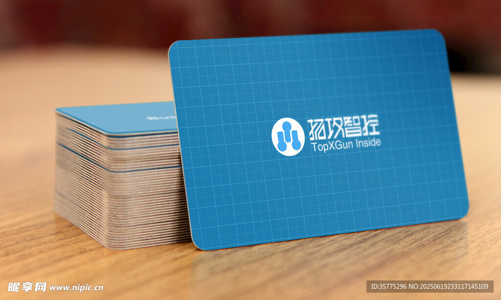蓝色名片整齐堆叠
