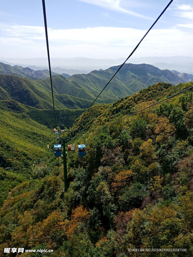 山间缆车穿梭于翠绿山林