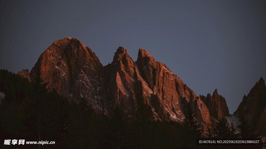 夕阳下的壮丽山峰