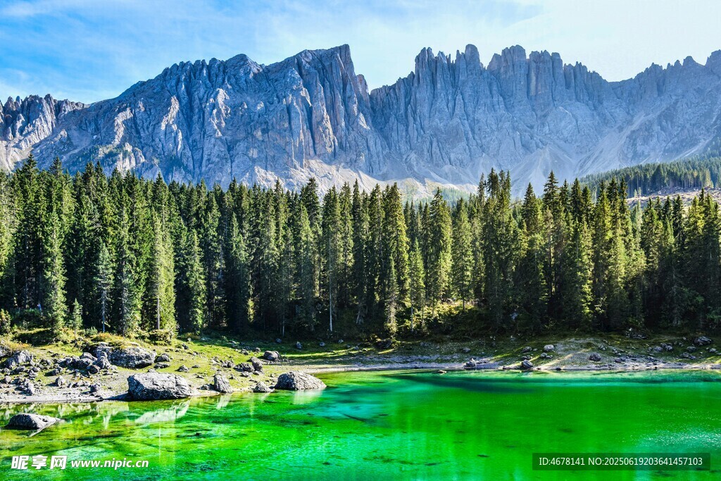 翠绿湖水旁的壮丽山景