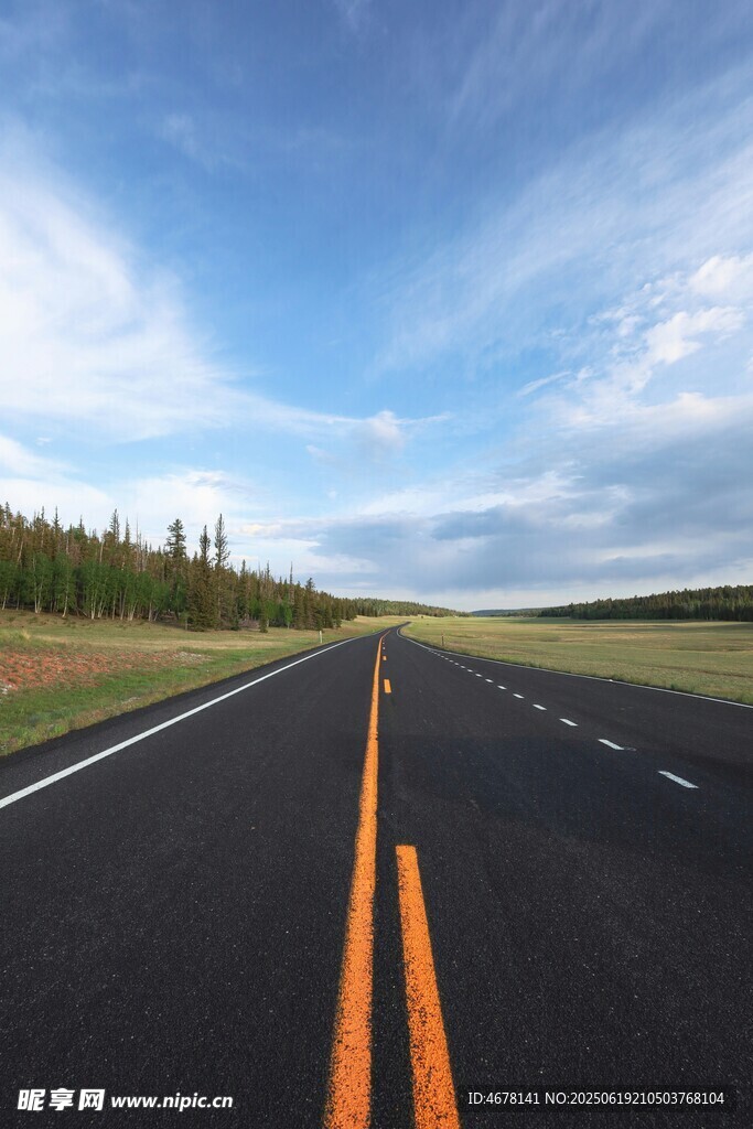 宽阔公路伸向远方
