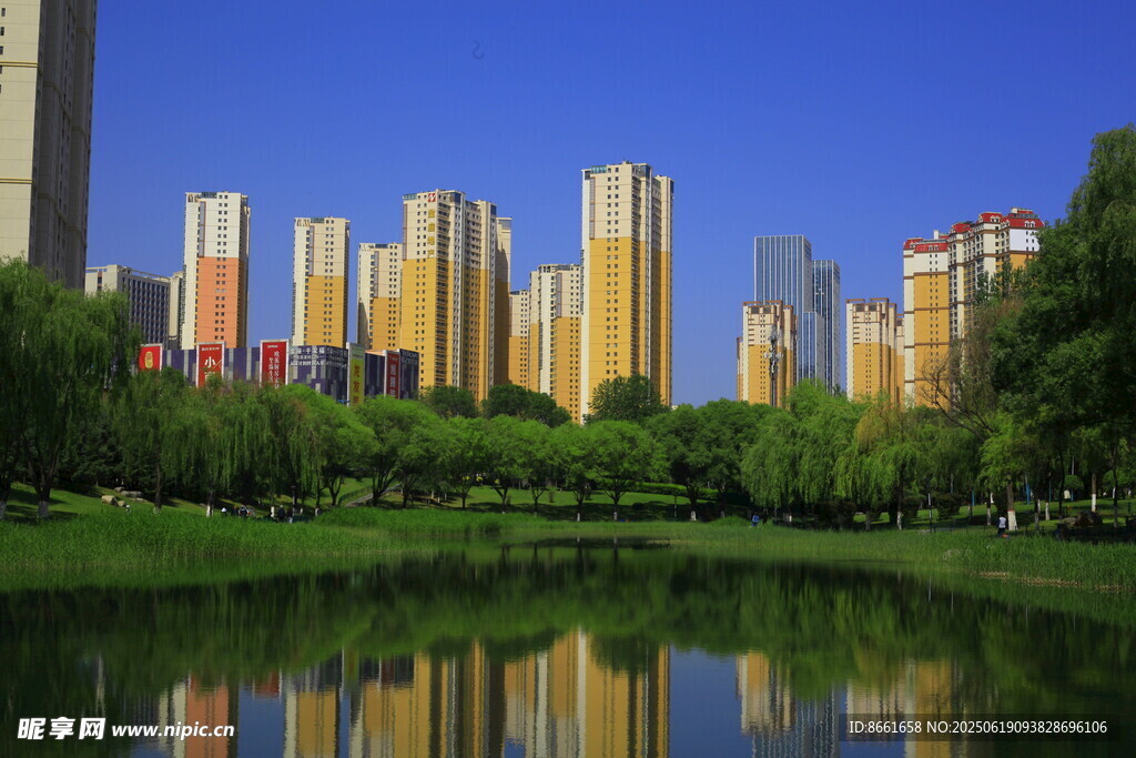湖畔高楼林立的城市风光