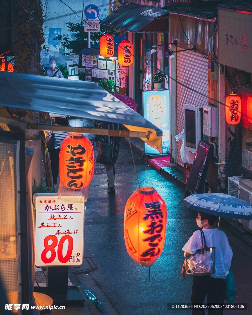 雨夜中的日式街巷风情