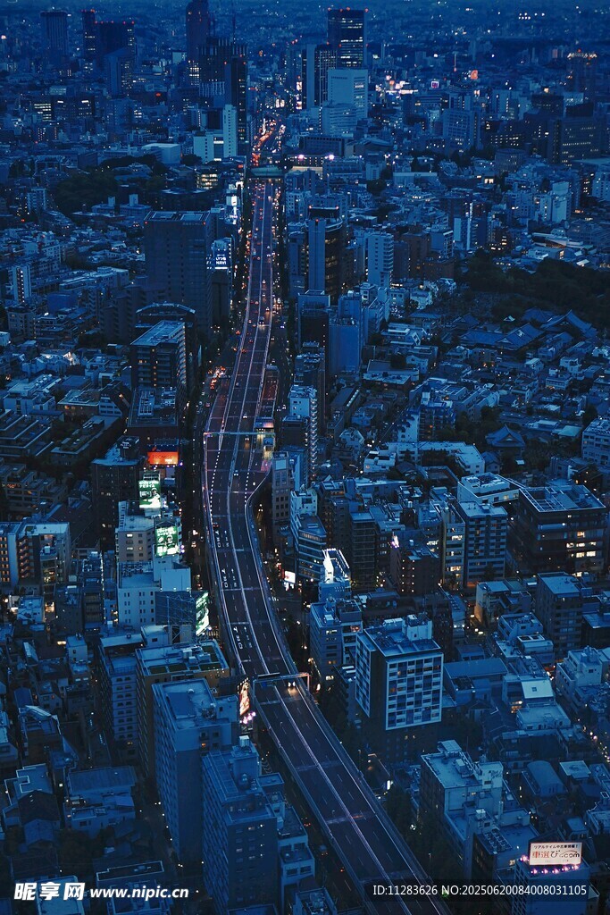 城市夜景中的道路与建筑