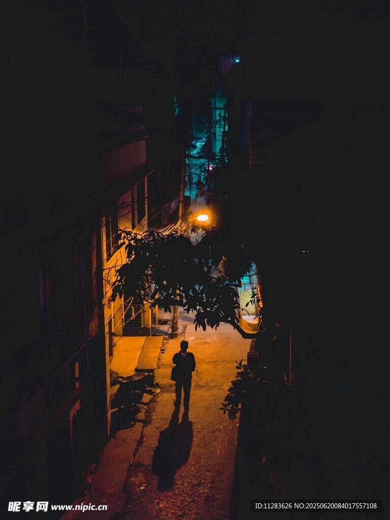夜晚小巷中的行人身影