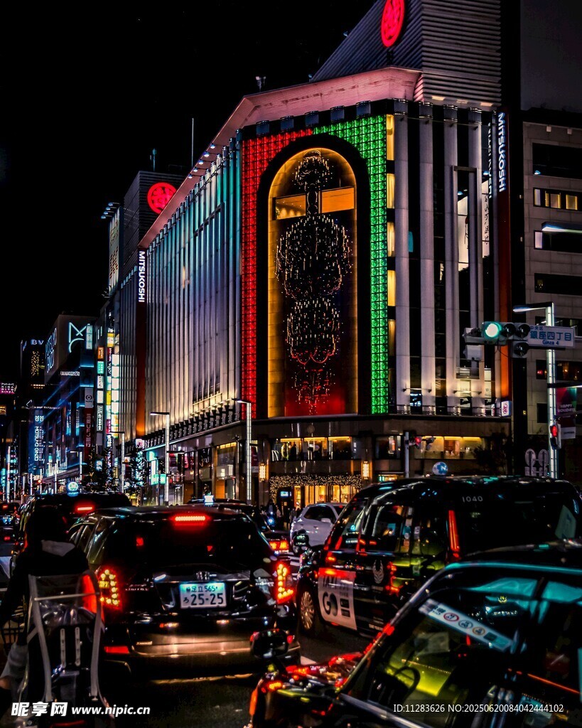 繁华都市夜景下的热闹街道